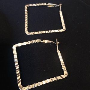 Goldtone🐞geometric square earrings $10